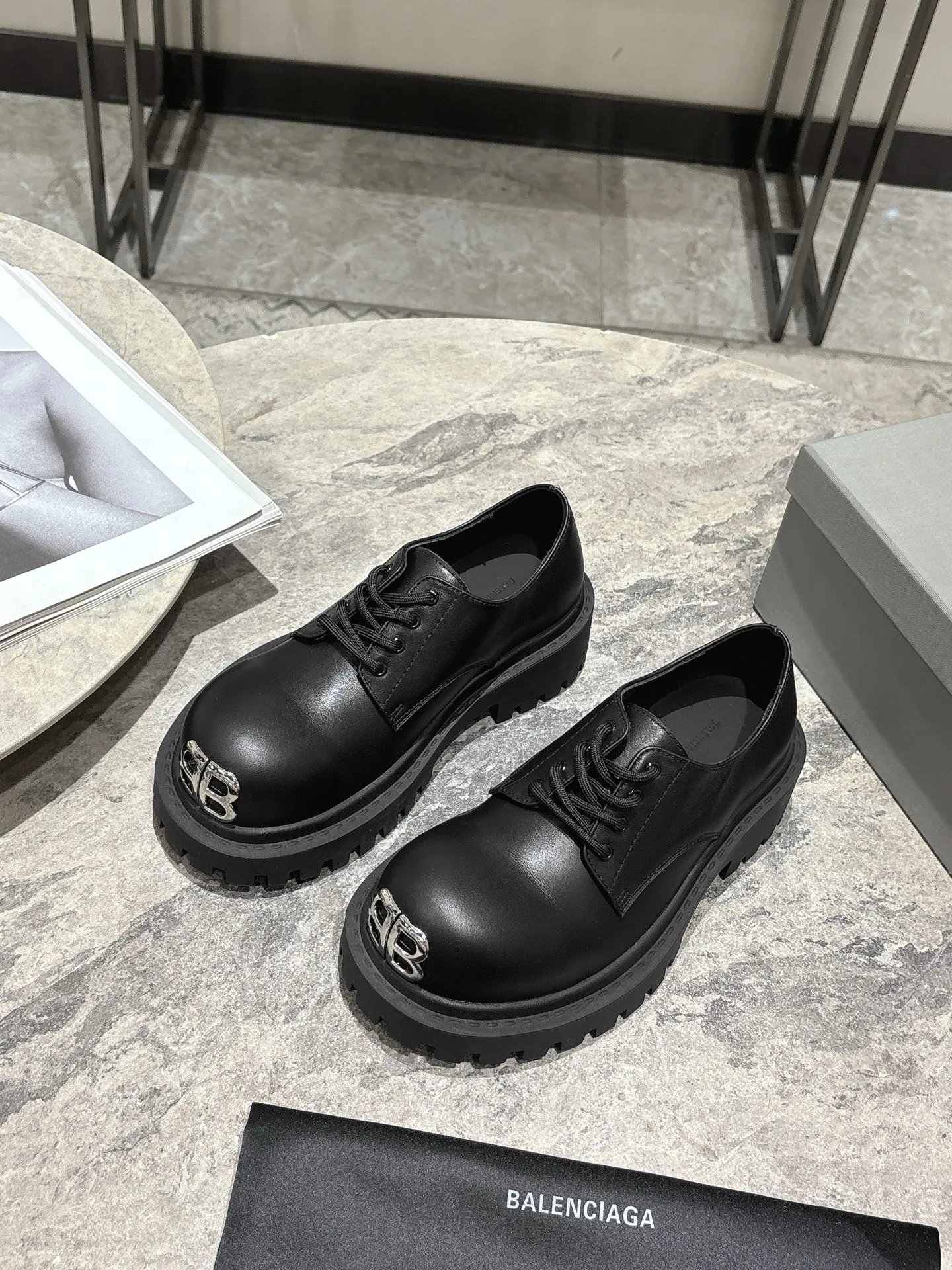 👟👟Ex-factory price 660👟👟 BALENCIAGA Balenciaga's new Stomper Derby big-toe derby shoes. This pair of shoes is simply a dark horse in this year's fashion circle. The exaggerated big-toe design makes people fall in love at first sight! 💖 When I first saw it, I was attracted by the big B logo. It’s so recognizable! Wear it, whether paired with skinny jeans or wide-leg pants, you can easily style it and look extremely fashionable! The double B decorative buckle is hand-inlaid with pure copper hardware. ▪Fabric: original full-grain cowhide. ▪Inner feet: water-dyed cowhide. ▪Sole: original rubber outsole.
